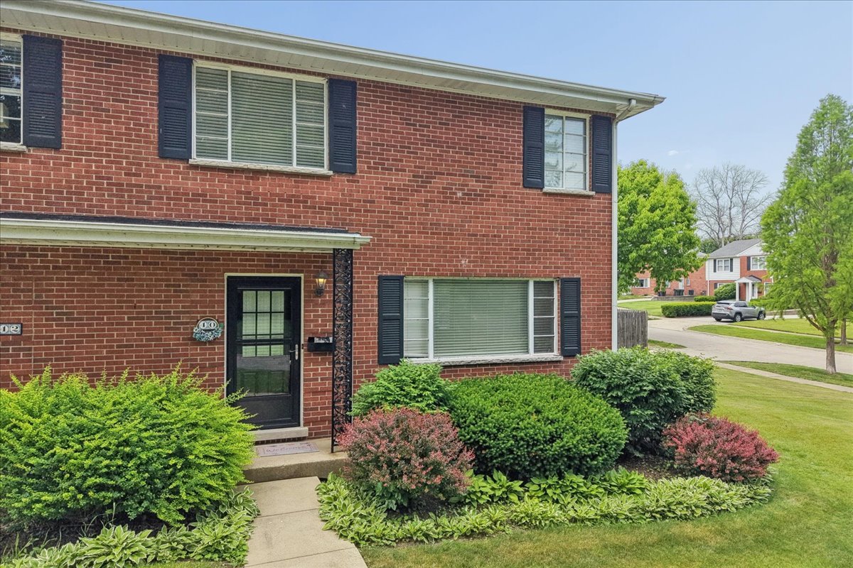 40 South Maywood Road, Unit 40 Lake Forest, IL 60045 - Photo 2 of 25