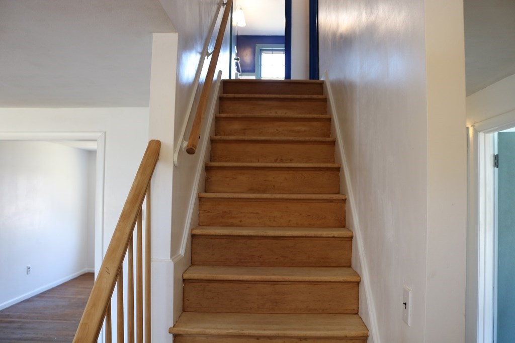 172 East Allen Ridge Road Springfield, MA 01118 - Photo 7 of 20 a view of entryway