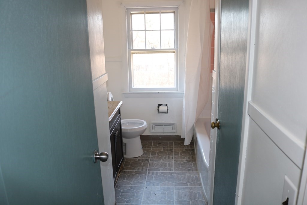172 East Allen Ridge Road Springfield, MA 01118 - Photo 8 of 20 a bathroom with a toilet sink and tub