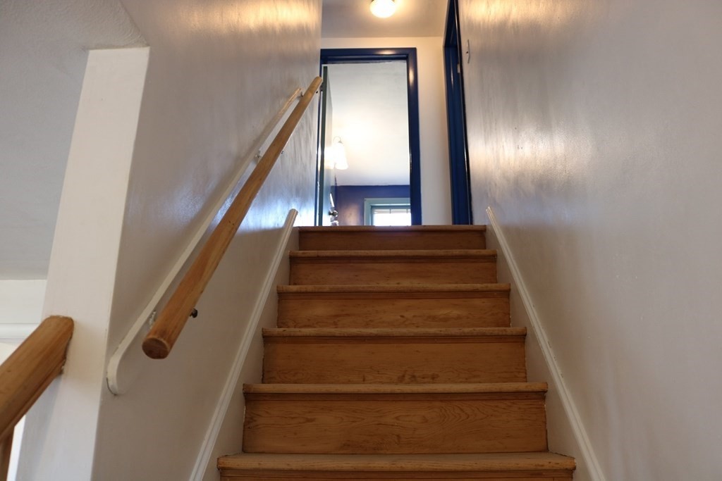 172 East Allen Ridge Road Springfield, MA 01118 - Photo 10 of 20 a view of entryway