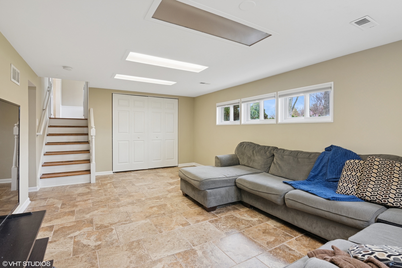 167 Glendale Street Wheeling, IL 60090 - Photo 11 of 22 a living room with furniture and a painting
