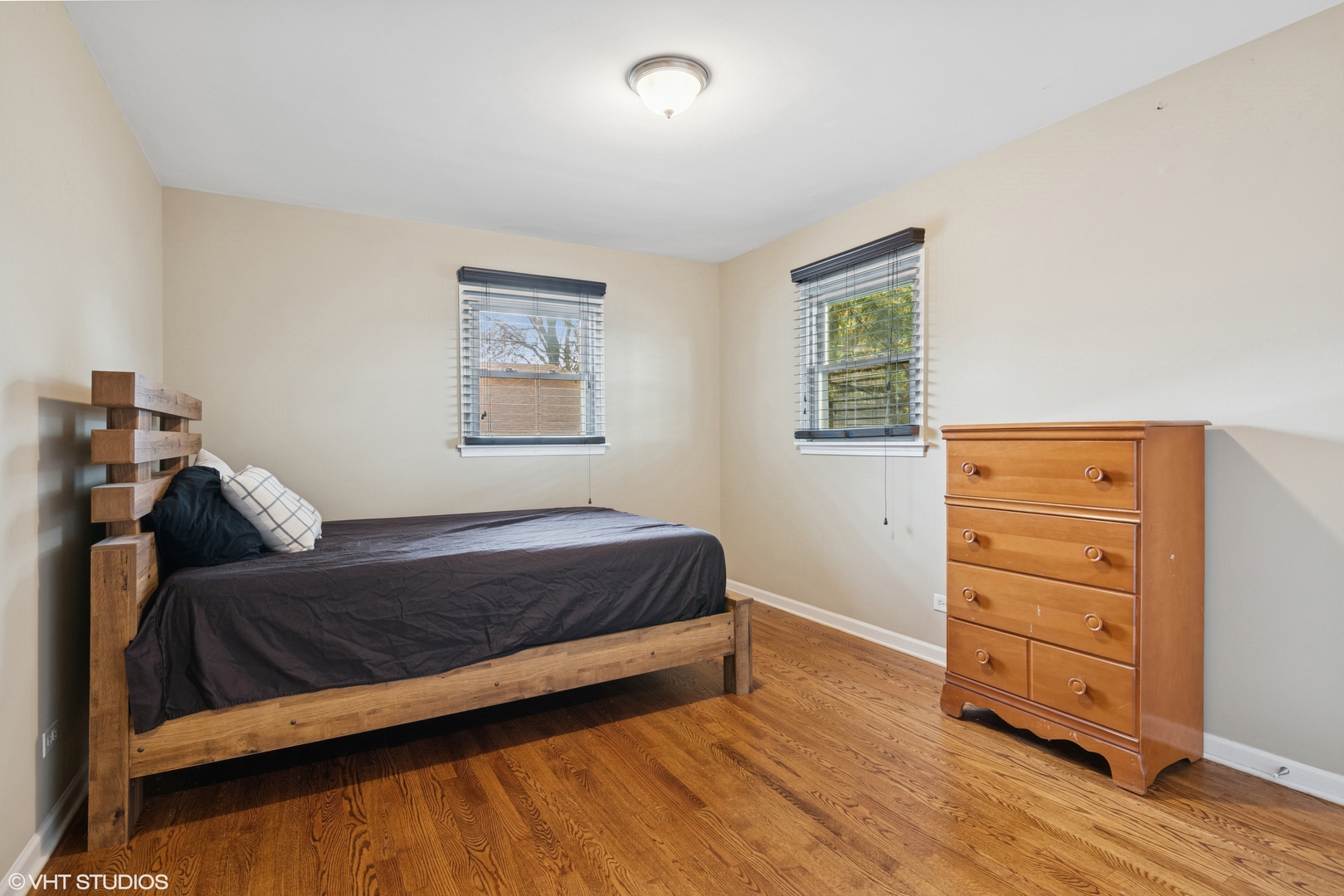 167 Glendale Street Wheeling, IL 60090 - Photo 13 of 22 a bedroom with a bed and a dresser
