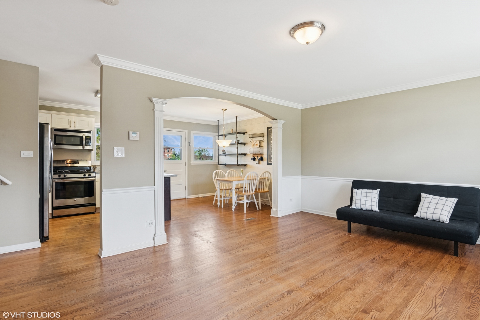 167 Glendale Street Wheeling, IL 60090 - Photo 2 of 22 a living room with furniture and a table