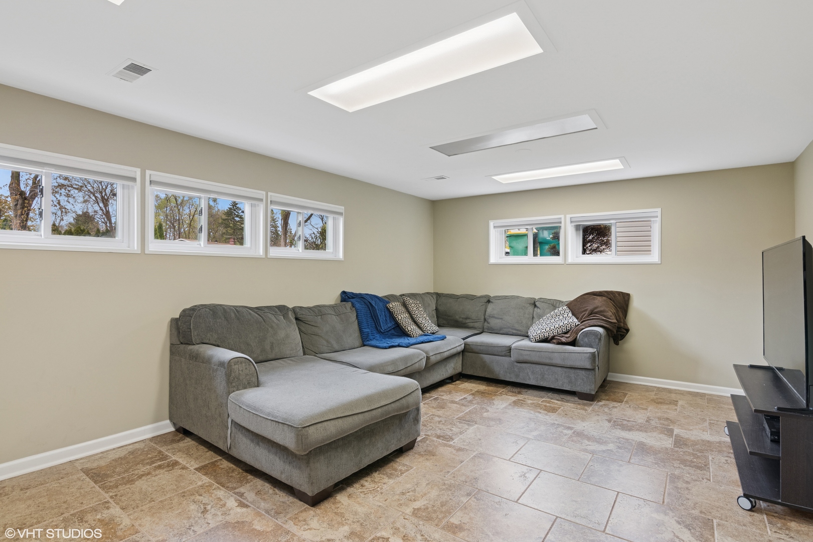 167 Glendale Street Wheeling, IL 60090 - Photo 10 of 22 a living room with furniture and a window
