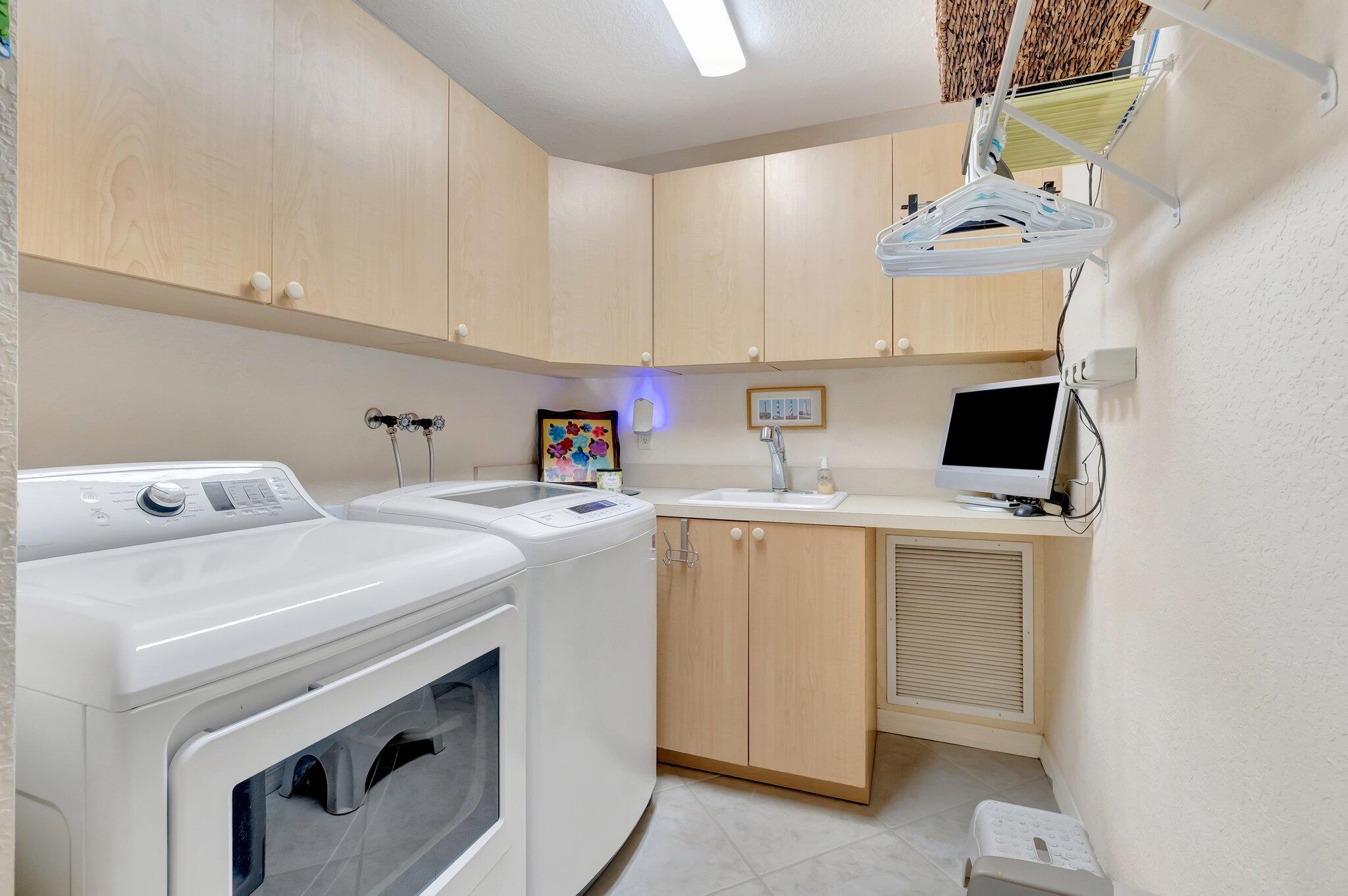 166 Southwest 8th Avenue Boca Raton, FL 33486 - Photo 17 of 25 Laundry