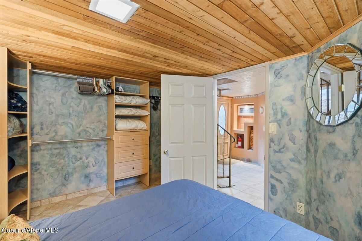 2395 South Silver Beach Road Coeur D'Alene, ID 83814 - Photo 39 of 47 Functional Guest Quarters