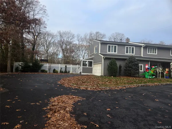 $2,300 | 19 Cardinal Lane, East Islip, NY 11730