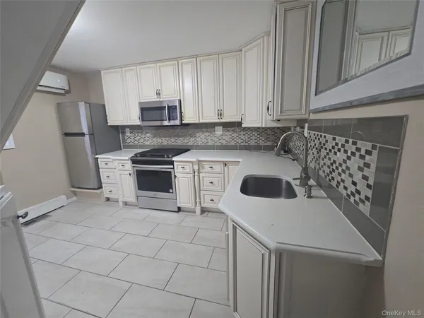 $2,300 | 19 Cardinal Lane, East Islip, NY 11730