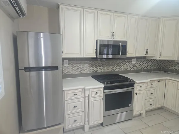 $2,300 | 19 Cardinal Lane, East Islip, NY 11730