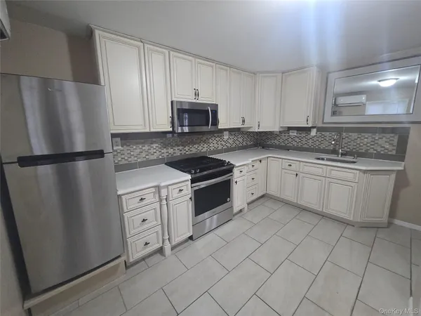 $2,300 | 19 Cardinal Lane, East Islip, NY 11730