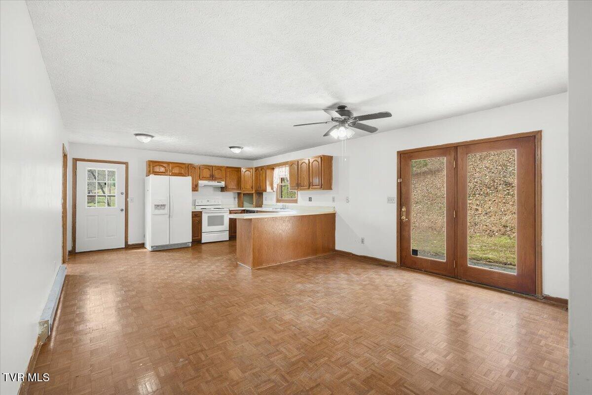 216 Fitzsimmons Hill Road Elizabethton, TN 37643 - Photo 14 of 39 13-128A9424