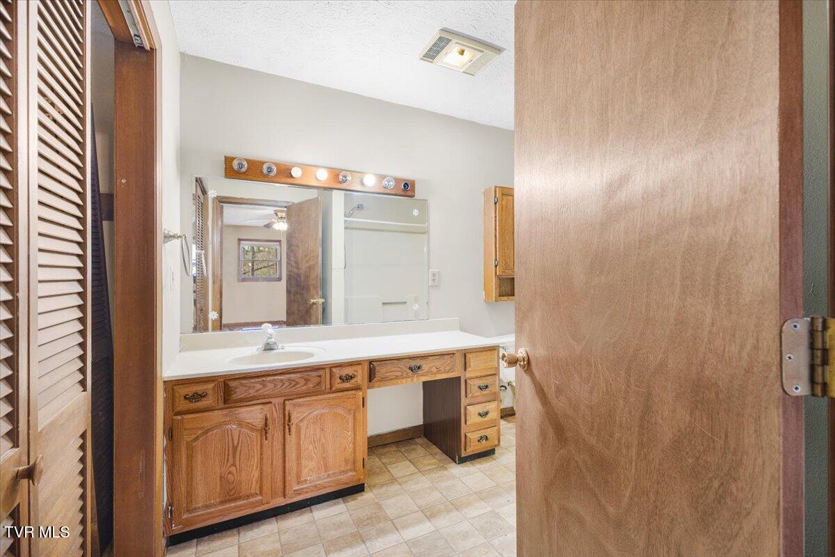 216 Fitzsimmons Hill Road Elizabethton, TN 37643 - Photo 26 of 39 25-128A9460