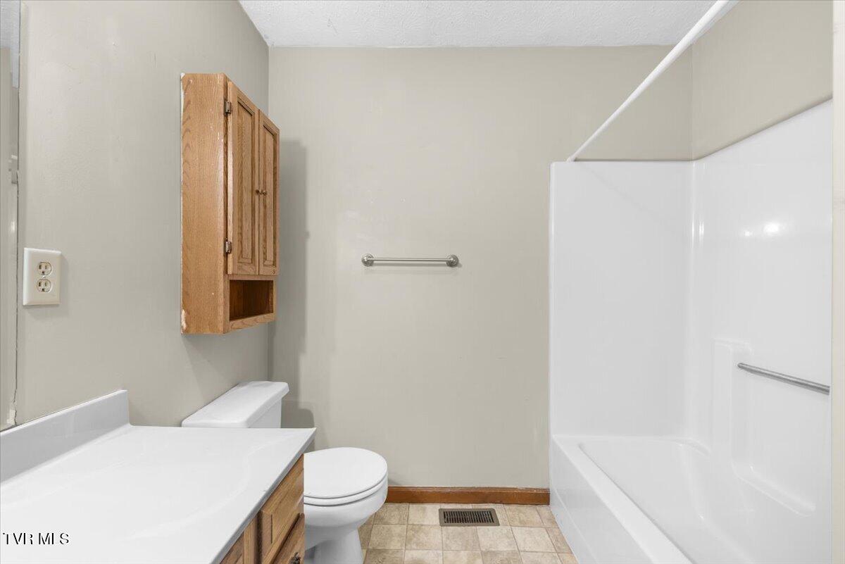 216 Fitzsimmons Hill Road Elizabethton, TN 37643 - Photo 27 of 39 26-128A9463