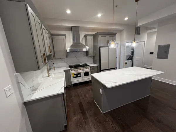 $3,900 | 4819 Main Street, Unit 203, Skokie, IL 60077