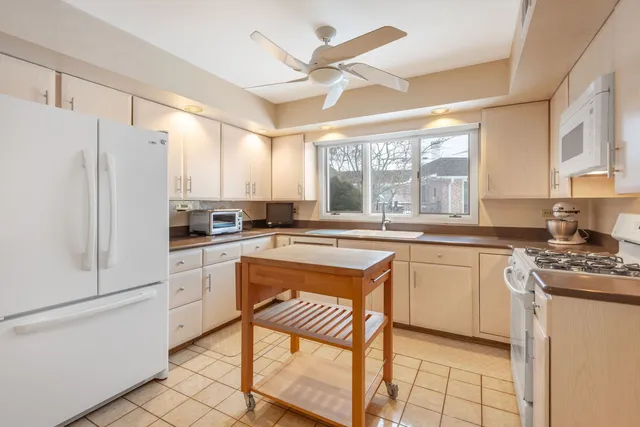 $639,900 | 232 Arrowwood Drive, Northbrook, IL 60062