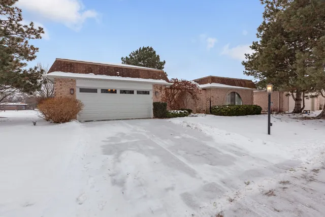 $639,900 | 232 Arrowwood Drive, Northbrook, IL 60062