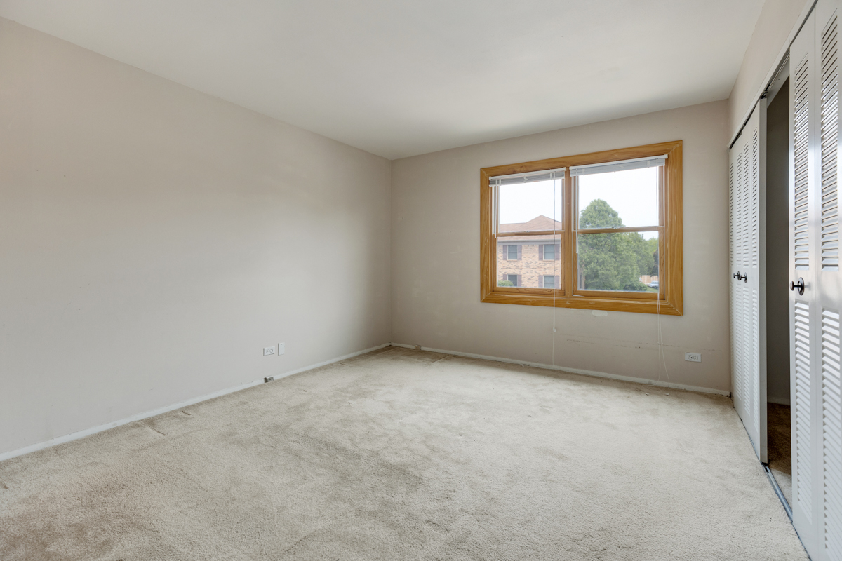 1790 Sessions Walk Hoffman Estates, IL 60169 - Photo 15 of 17 an empty room with windows