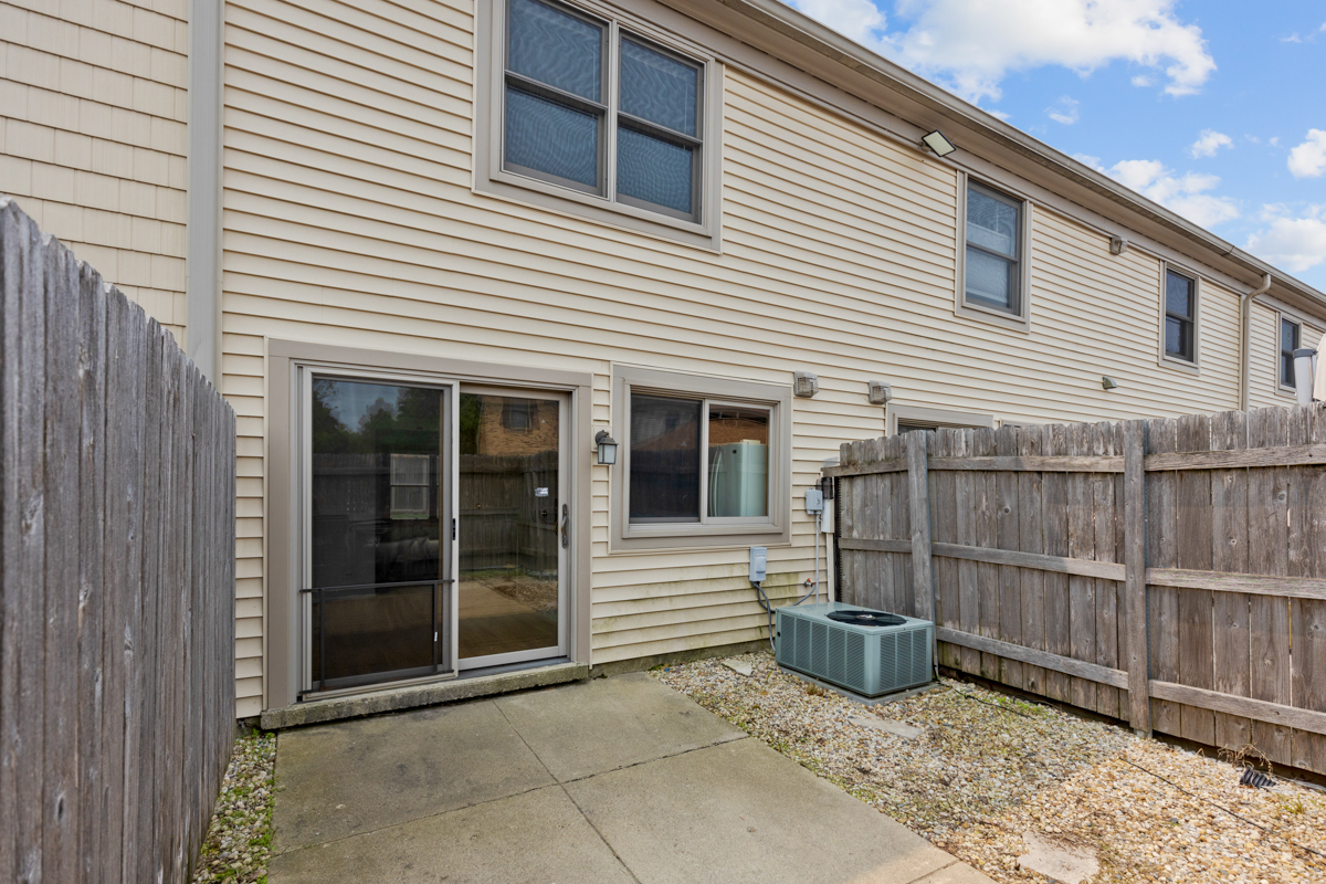 1790 Sessions Walk Hoffman Estates, IL 60169 - Photo 17 of 17 a view of a house with a window