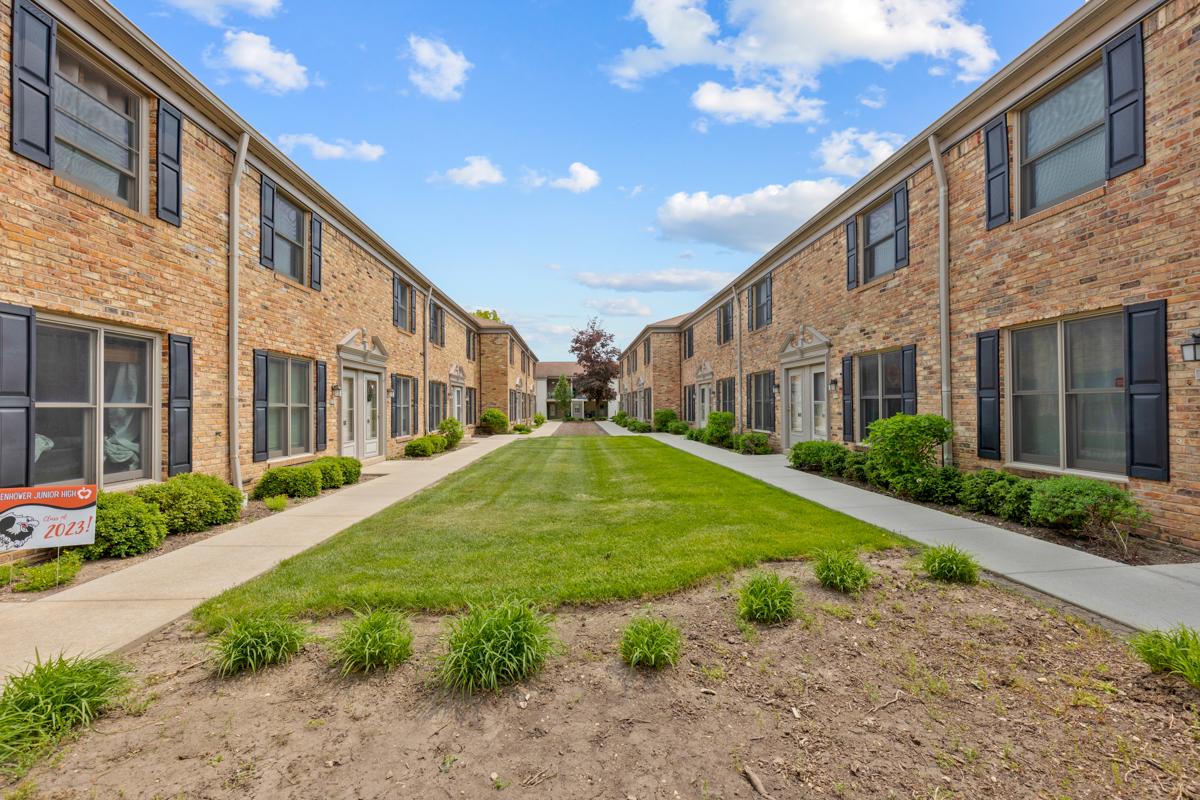 1790 Sessions Walk Hoffman Estates, IL 60169 - Photo 2 of 17 a house view with a garden space