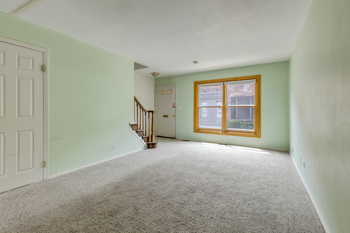 1790 Sessions Walk Hoffman Estates, IL 60169 - Photo 3 of 17 an empty room with windows