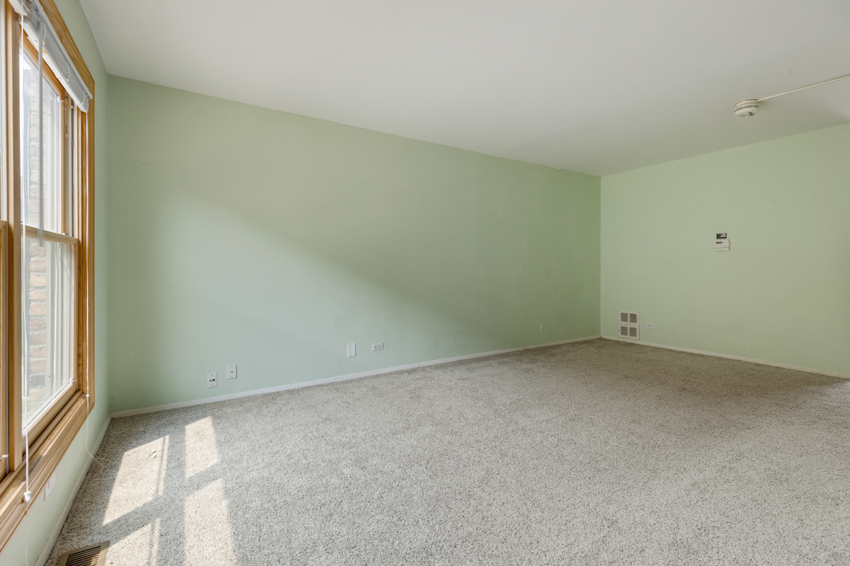 1790 Sessions Walk Hoffman Estates, IL 60169 - Photo 5 of 17 an empty room with a window