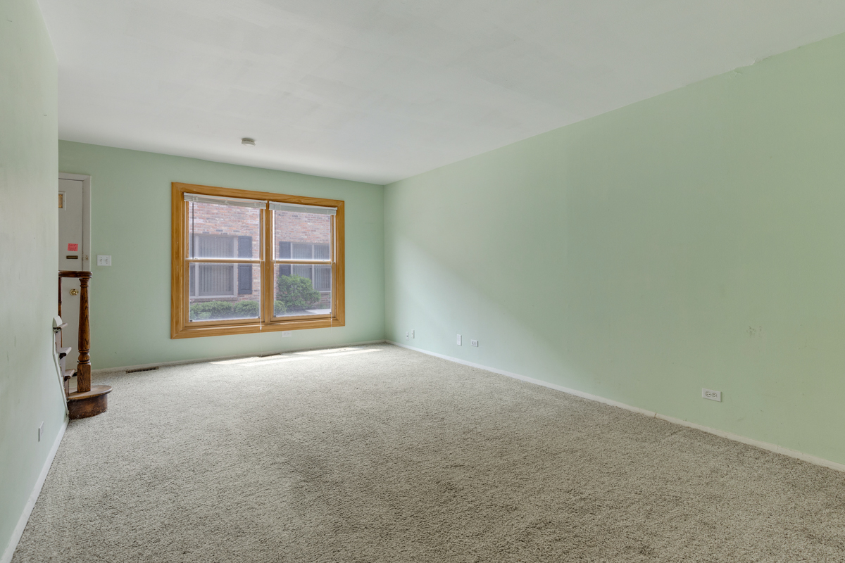 1790 Sessions Walk Hoffman Estates, IL 60169 - Photo 6 of 17 an empty room with windows