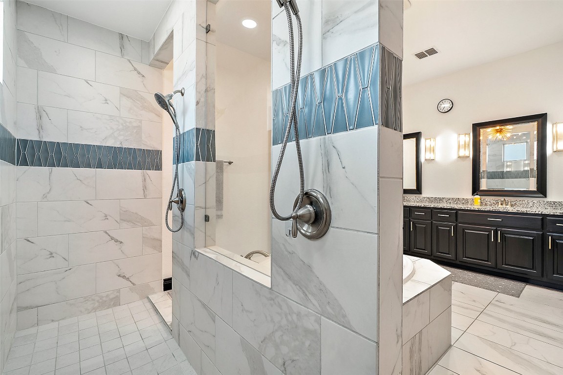 225 Escarpment Way Cedar Park, TX 78613 - Photo 20 of 40 a bathroom with a tub sink and mirror