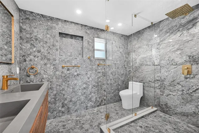 a bathroom with a toilet and a shower