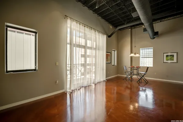$2,500 | 214 East Travis Street, Unit 301, San Antonio, TX 78205