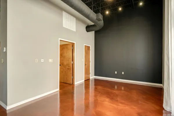 $2,500 | 214 East Travis Street, Unit 301, San Antonio, TX 78205