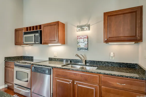 $2,500 | 214 East Travis Street, Unit 301, San Antonio, TX 78205