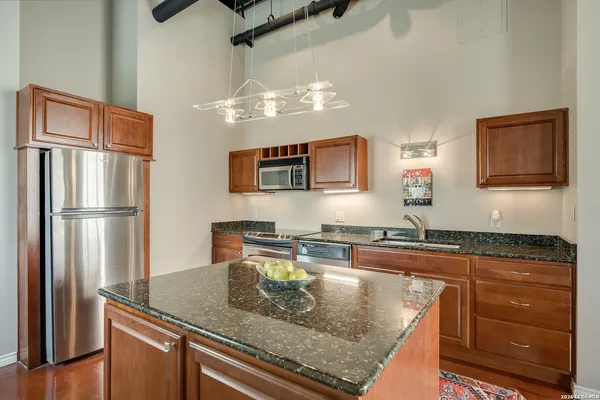 $2,500 | 214 East Travis Street, Unit 301, San Antonio, TX 78205