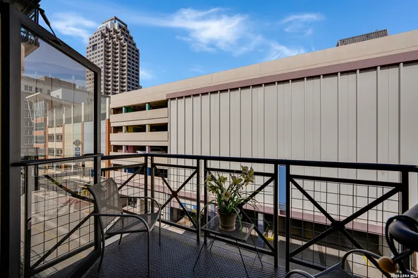 $2,500 | 214 East Travis Street, Unit 301, San Antonio, TX 78205