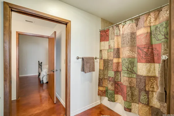 $2,500 | 214 East Travis Street, Unit 301, San Antonio, TX 78205