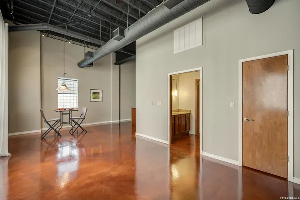 $2,500 | 214 East Travis Street, Unit 301, San Antonio, TX 78205