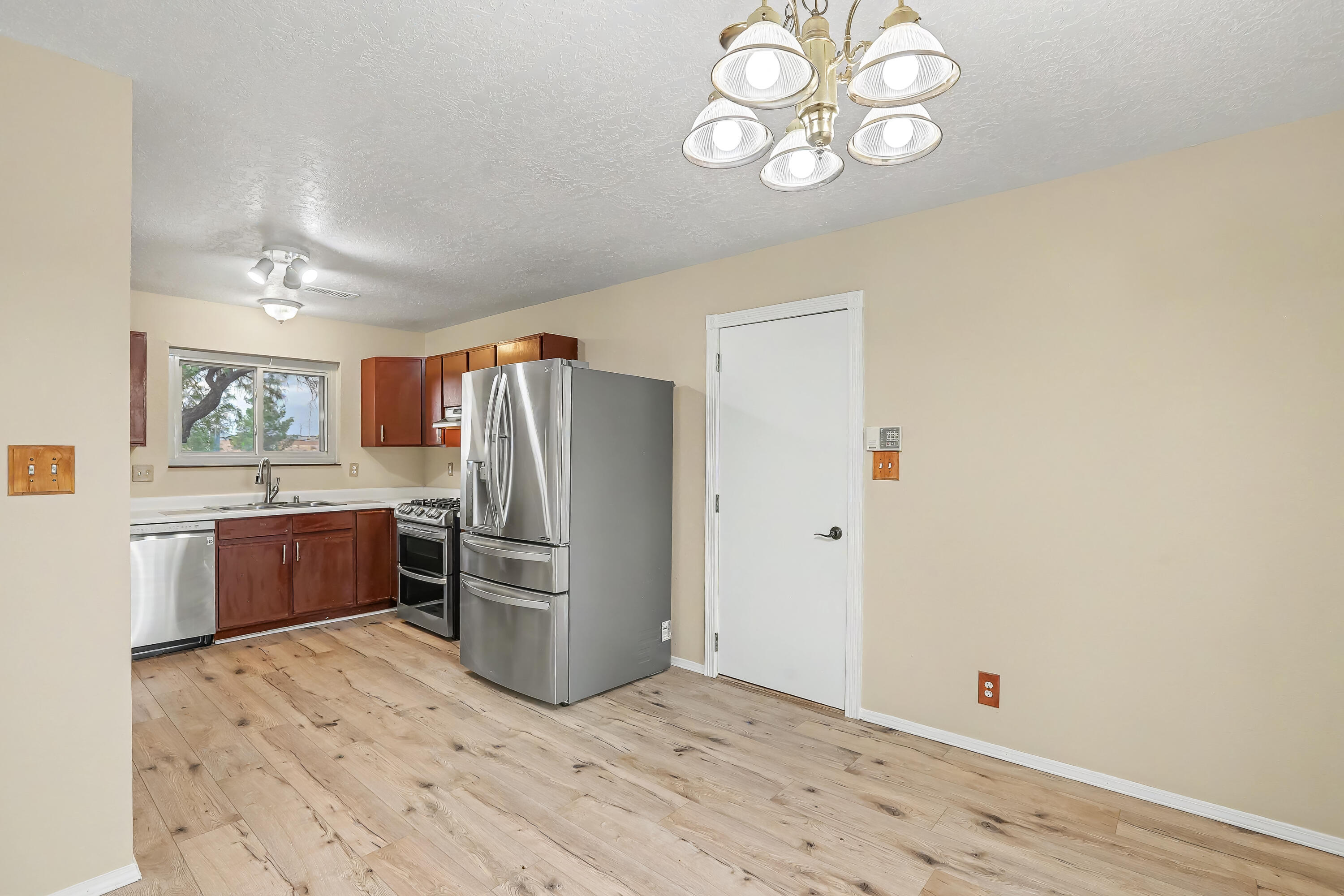 4076 Montreal Loop Northeast Rio Rancho, NM 87144 - Photo 10 of 44 Gallery Image 10