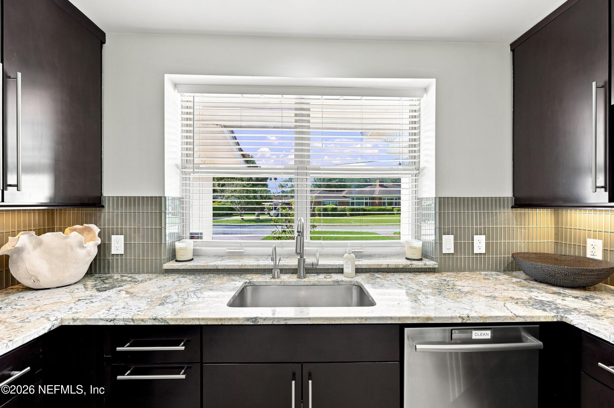 833 Waterman Road North Jacksonville, FL 32207 - Photo 18 of 63 Kitchen with bright windows