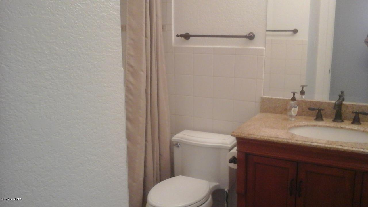 907 West Utopia Road Phoenix, AZ 85027 - Photo 10 of 18 Hall bath