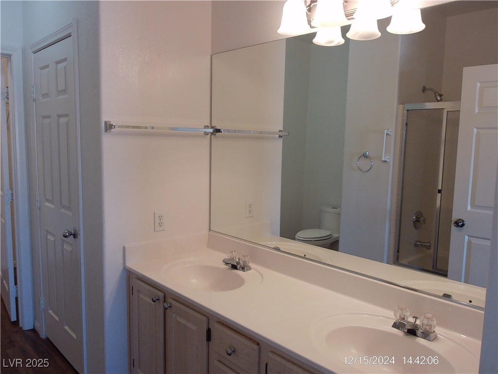 855 North Stephanie Street, Unit 2526 Henderson, NV 89014 - Photo 19 of 26 Full bath featuring double vanity and toilet