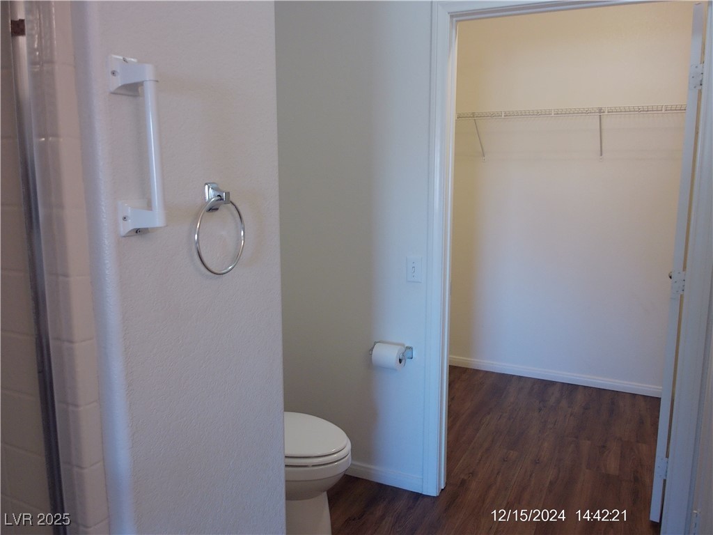 855 North Stephanie Street, Unit 2526 Henderson, NV 89014 - Photo 20 of 26 Full bath with a walk in closet and dark wood-style flooring
