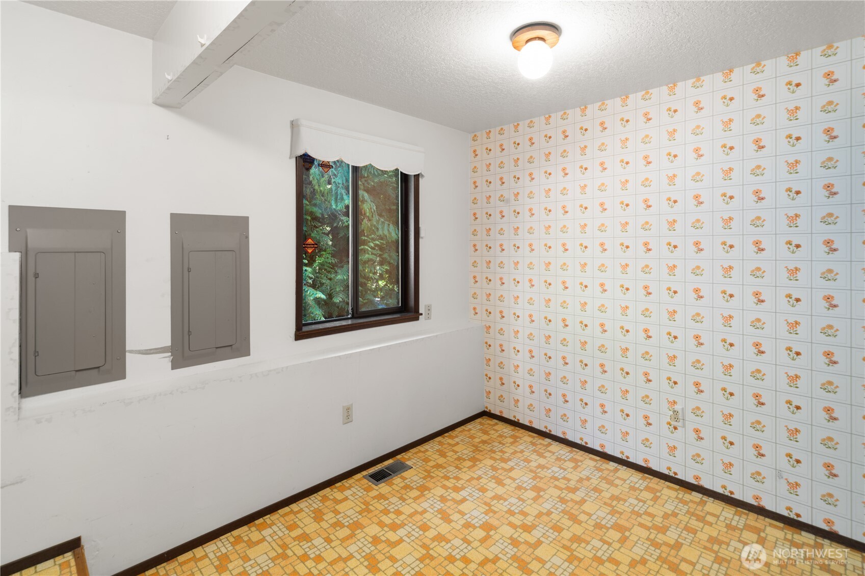 91 Drew Lane Port Ludlow, WA 98365 - Photo 36 of 38 a view of an empty room and window