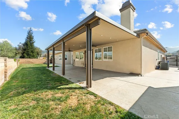 a view of a house with backyard