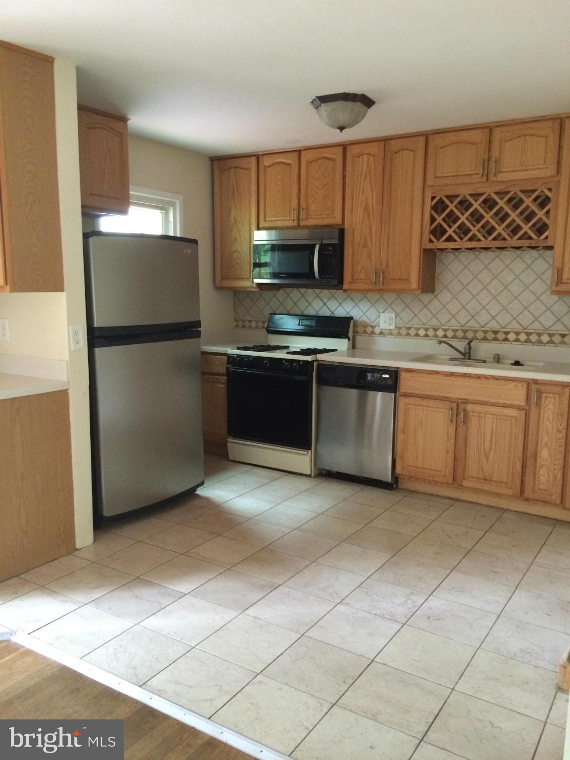 13624 Kingsman Road Woodbridge, VA 22193 - Photo 3 of 21 Kitchen