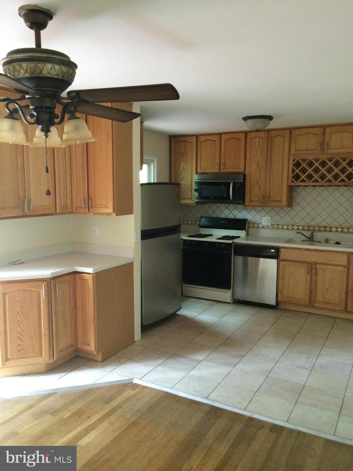 13624 Kingsman Road Woodbridge, VA 22193 - Photo 4 of 21 Kitchen