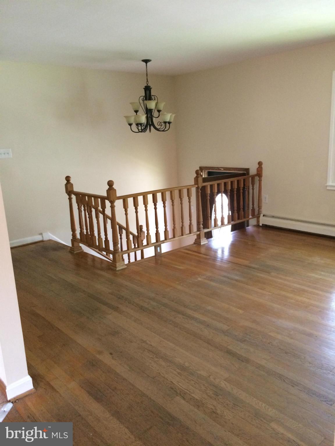 13624 Kingsman Road Woodbridge, VA 22193 - Photo 6 of 21 Living Room