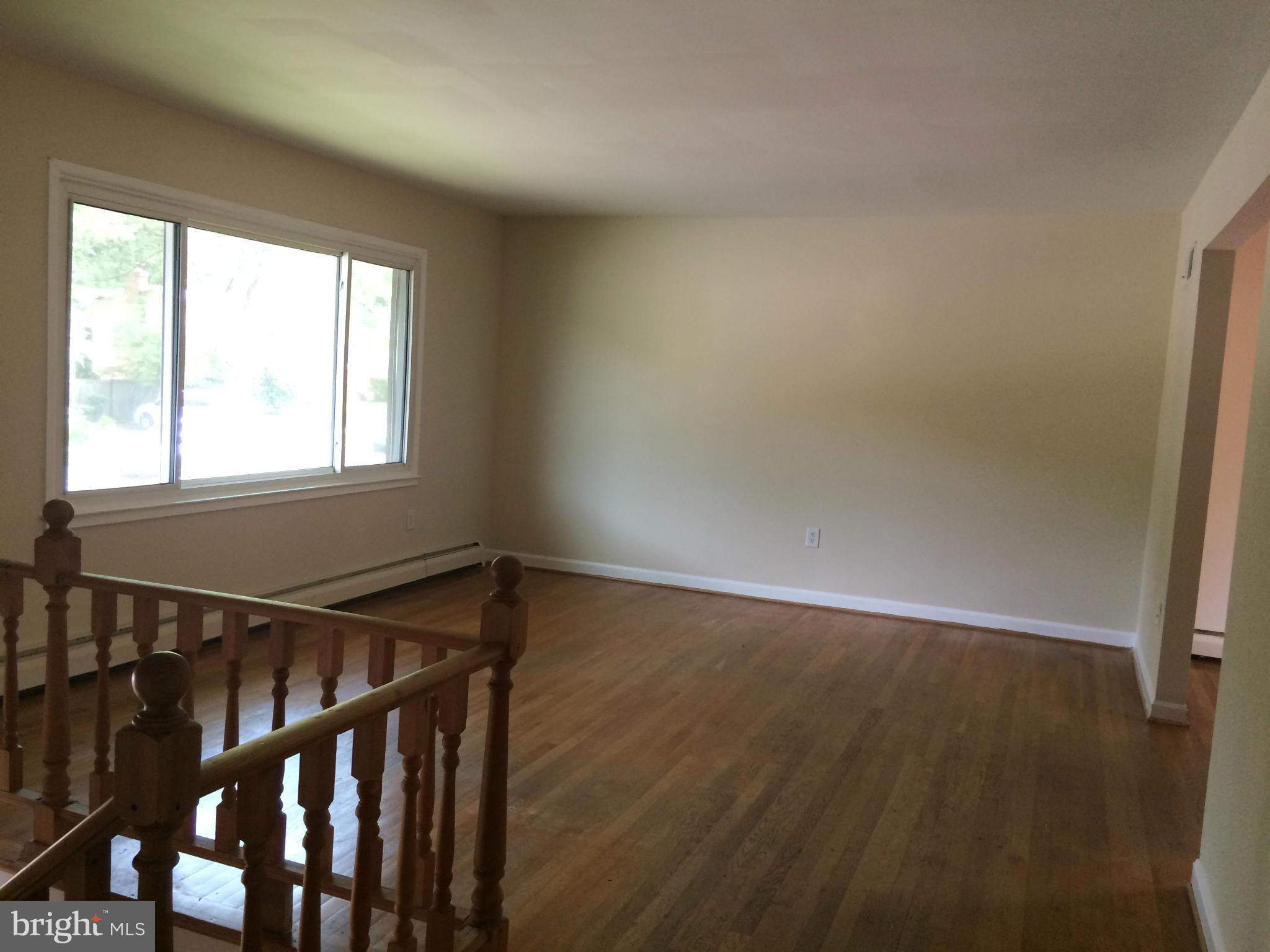 13624 Kingsman Road Woodbridge, VA 22193 - Photo 7 of 21 Upstairs Living Room