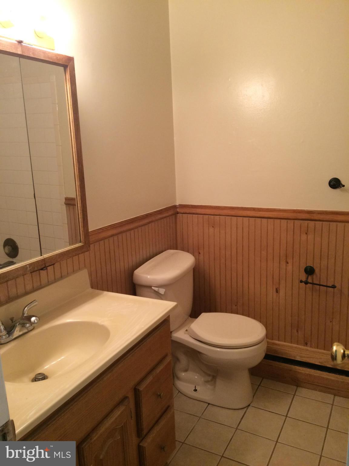 13624 Kingsman Road Woodbridge, VA 22193 - Photo 8 of 21 Upper Hall Bath