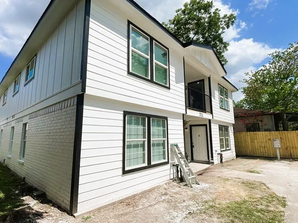 $1,250 | 711 South Houston Avenue, Unit C, Humble, TX 77338