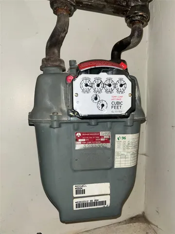 a picture of a table and chair