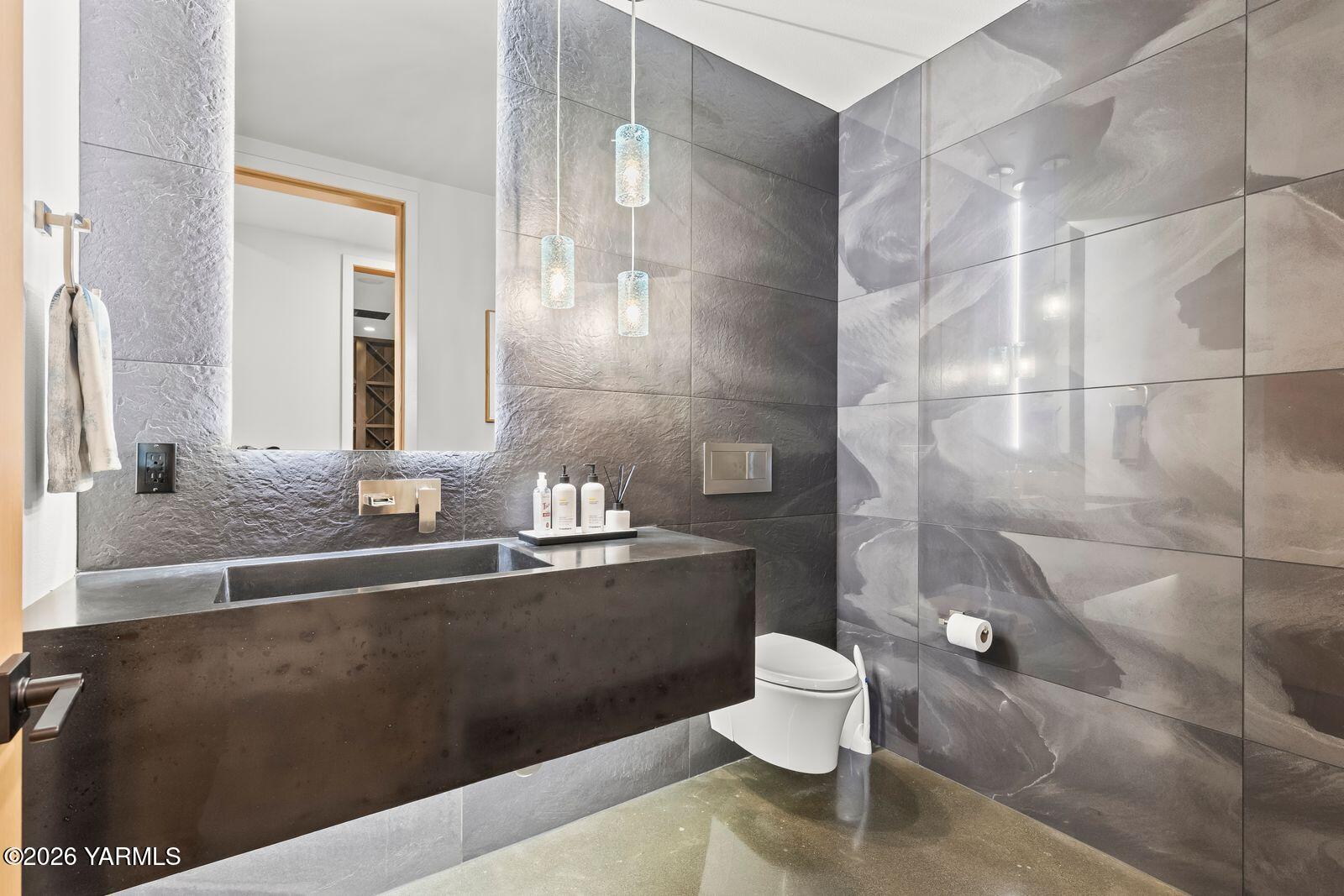 13990 Marble Road Yakima, WA 98908 - Photo 30 of 60 a bathroom with a sink a toilet and shower